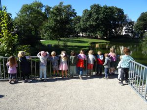 Ausflüge, zum Beispiel in den nahe gelegenen Herrengarten, gehören zum Betreuungs-Alltag.