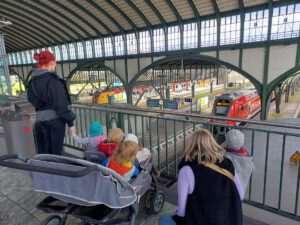 Auch die Kleinsten gehen mit den Betreuer:innen regelmäßig auf Entdeckungsreise.