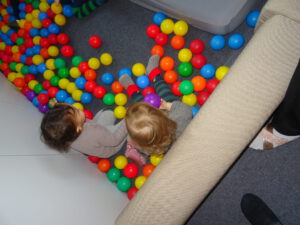 So wird aus einem Teil des Raums ein Bällebad.