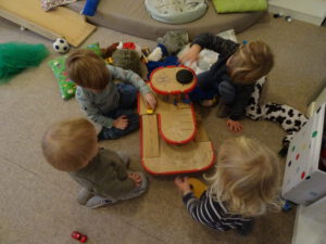 Gemeinsames Spielen fördert die soziale Entwicklung.