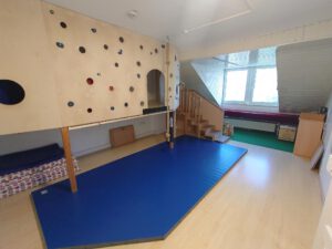 Im Toberaum können die Kinder ihrem Bewegungsdrang nachgeben.