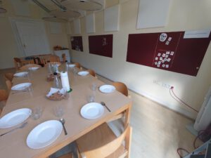 Gedeckter Tisch zum Mittagsessen.