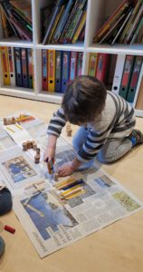 In der spielzeigfreien Zeit einmal pro Saison basteln die Kinder eigene Spielzeuge aus Alltagsgegenständen.