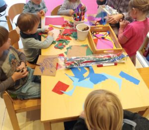 Kreative Bastelstunde im Kindergarten.