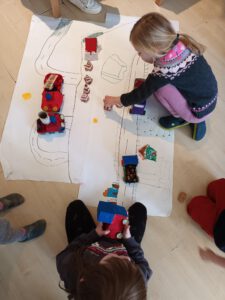 In der spielzeugfreien Zeit werden die Kinder besonders kreativ.