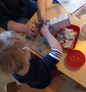 Vorbereitungen für Pappmaché.