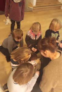 Gemeinsam mit den Erzieher:innen den Tag gestalten.