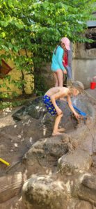 Im Sommer gibt es draußen auch Wasserspiele.